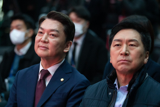 국민의힘 김기현(오른쪽)당 대표 후보와 안철수 당 대표 후보가 7일 오전 서울 강서구 한 방송 스튜디오에서 열린 국민의힘 제3차 전당대회 후보자 비전 발표회에 참석했다.연합뉴스